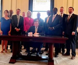 Mississippi Pawnbrokers Attend Governor’s Signing Ceremony
